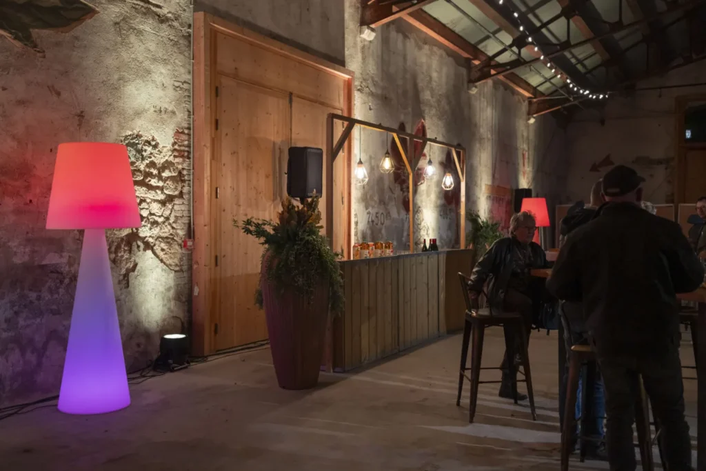 Cocktail d'entreprise aménagé en mange-debout et bar par PSB Lounge