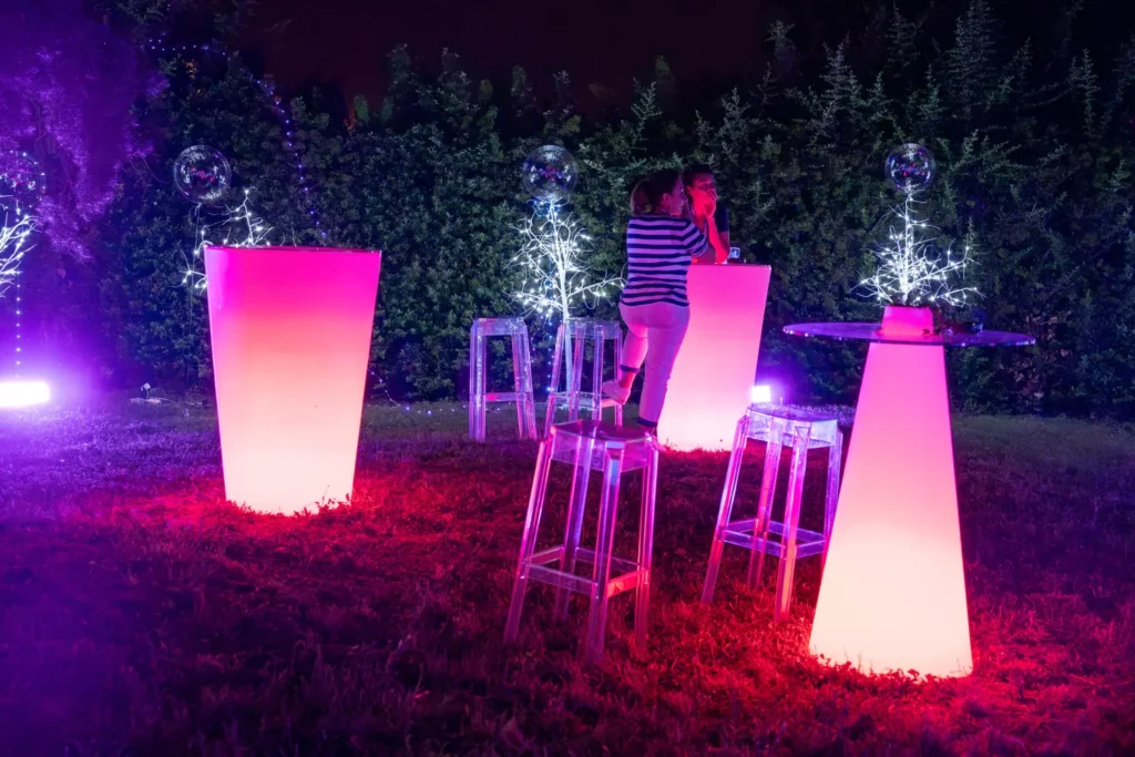 Mange-debout lumineux LED PSB Lounge en soirée