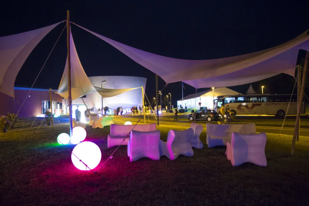 Espace lounge extérieur de nuit sous toile tendue, assises lumineuses PSB Lounge