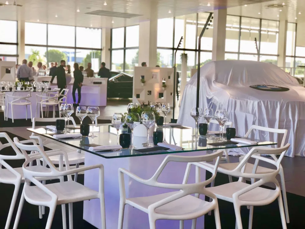 Location de mobilier événementiel premium avec tables design, chaises blanches et espace réception corporate aménagé par PSB Lounge