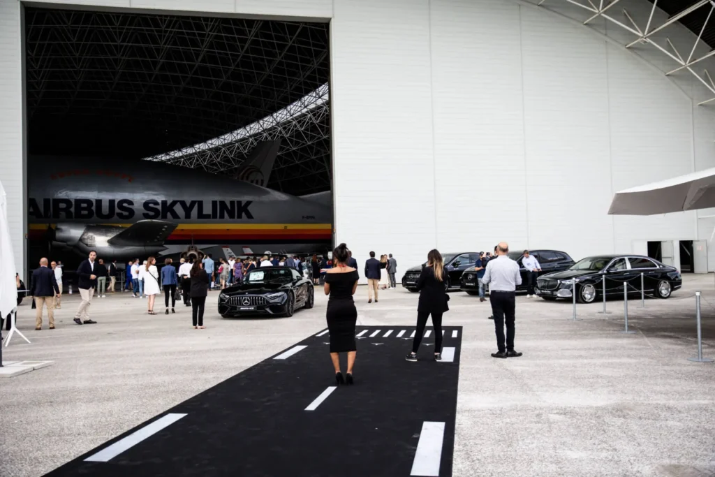 Portes ouvertes dans un hangar, véhicules exposés et visiteurs