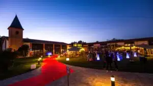 Tapis rouge et mobilier lumineux à la tombée du jour devant le Domaine de Preissac, soirée de remise de diplômes