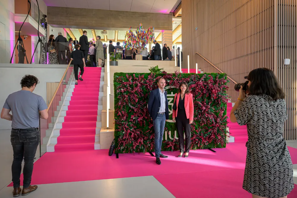 Mur végétal personnalisé installé sur le passage des invités, photographe en action