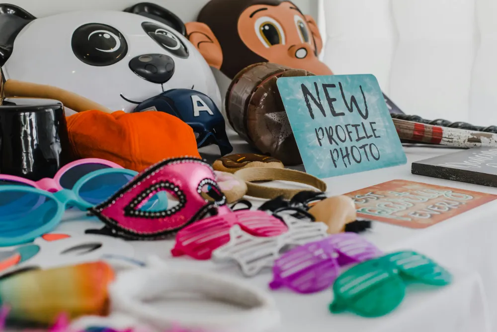 Accessoires de photobooth disposés sur une table avant l'arrivée des invités