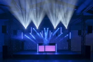 Scène équipée de projecteurs asservis, faisceaux blancs dans une salle sombre