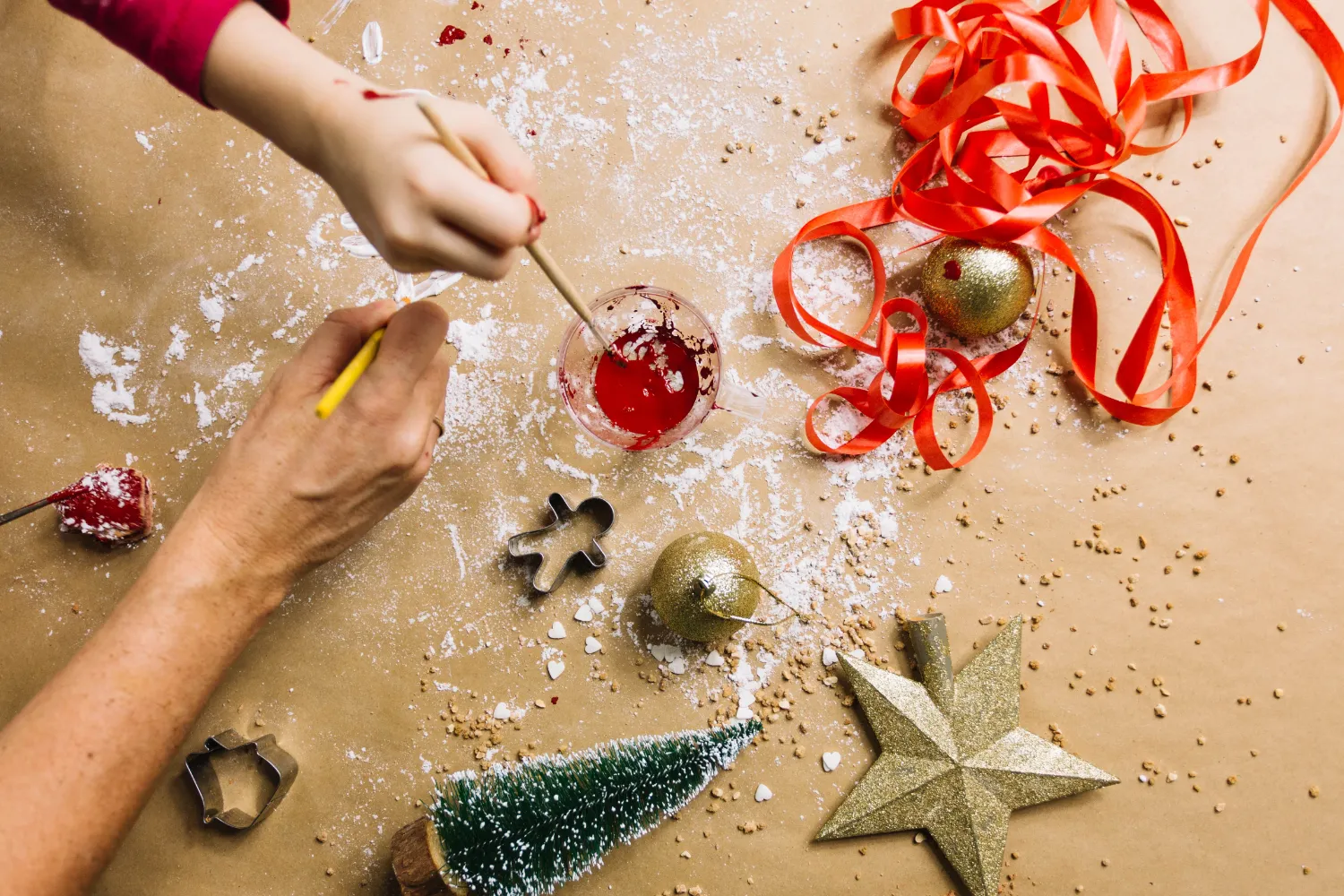 Table d'atelier de décoration de Noël installée pour un arbre de Noël d'entreprise