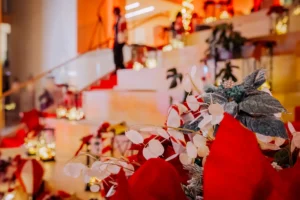 Détail d'un décor de Noël rouge et blanc, bougies et feuillages en gros plan