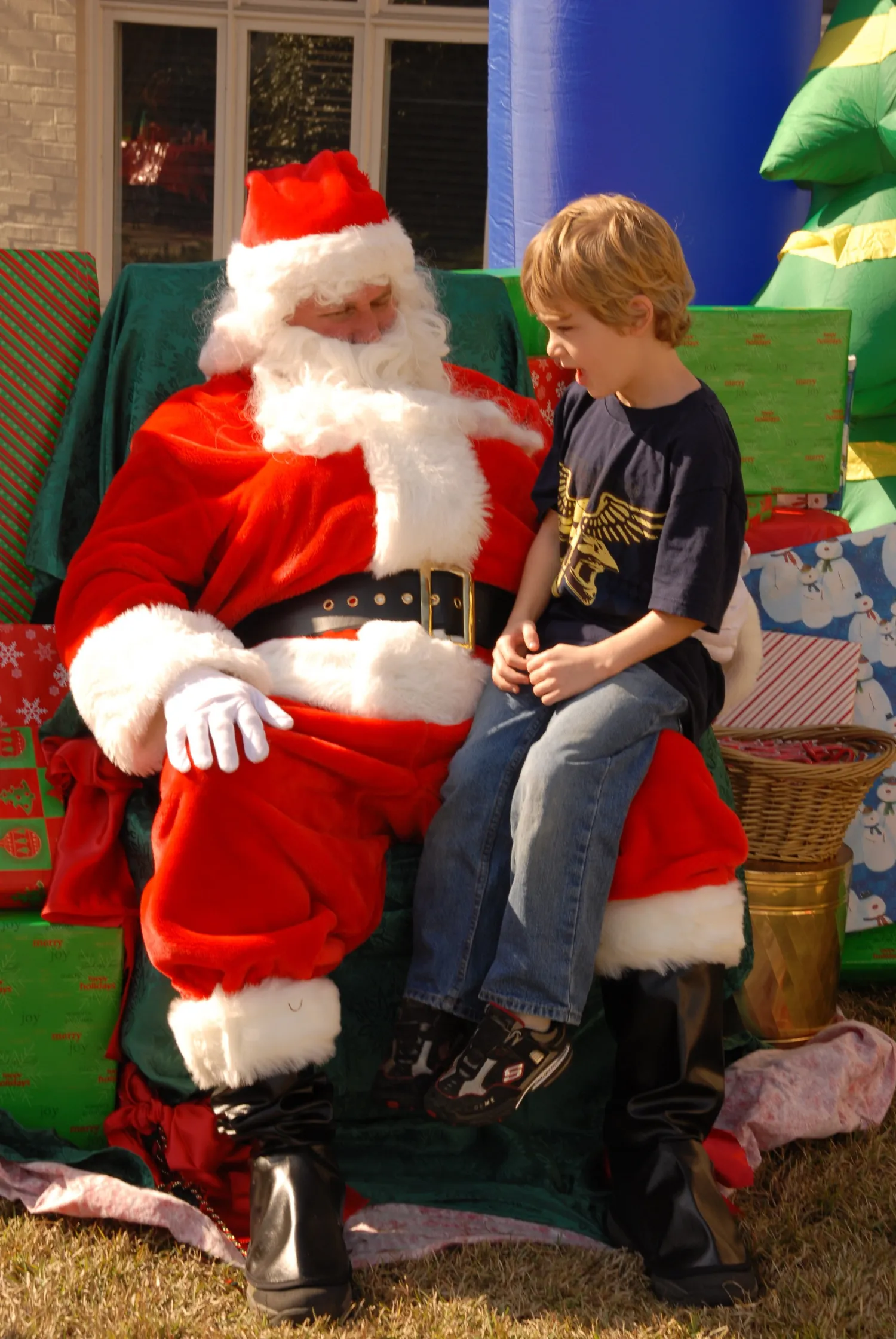 Espace spectacle enfants aménagé avec assises et scène pour une fête de Noël