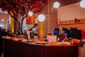 Buffet dressé le long d'un comptoir, sapin décoré et suspensions lumineuses