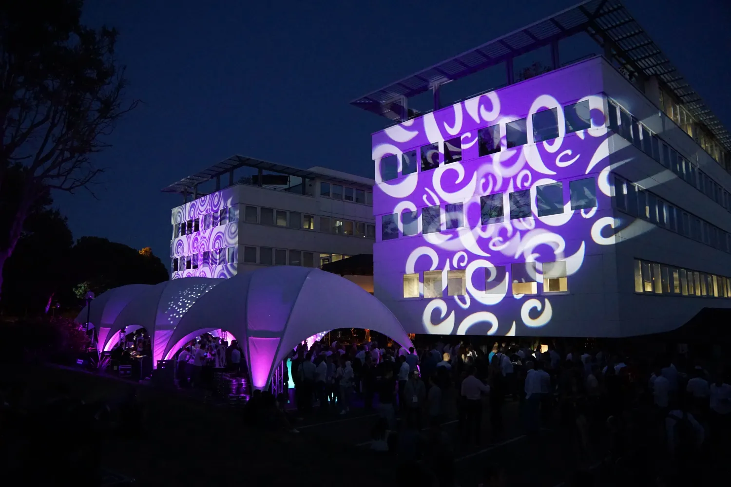 Montage d'une scénographie événementielle par les équipes PSB Lounge