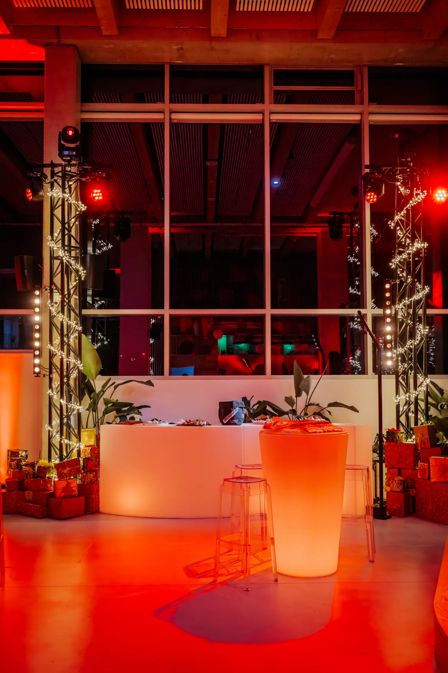 Comptoirs lumineux et structures métalliques dans une salle en éclairage rouge