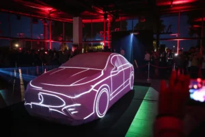 Mapping vidéo projeté sur une carrosserie : la silhouette du véhicule dessinée en trait lumineux