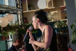 Chanteuse au micro lors d'une prestation en salle