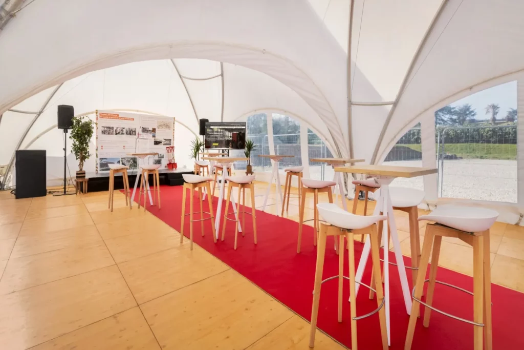 Intérieur réception cocktail événement Plantation du premier arbre PSB Lounge Toulouse tapis rouge