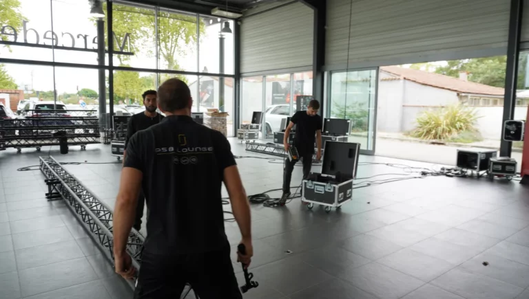 Équipe technique PSB Lounge préparant une installation de sonorisation événementielle professionnelle