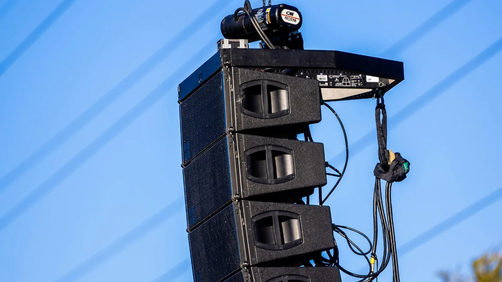 Système de sonorisation line array installé pour un événement extérieur en Occitanie