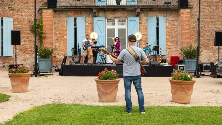 Sonorisation live installée par PSB Lounge pour un événement extérieur avec scène et musiciens