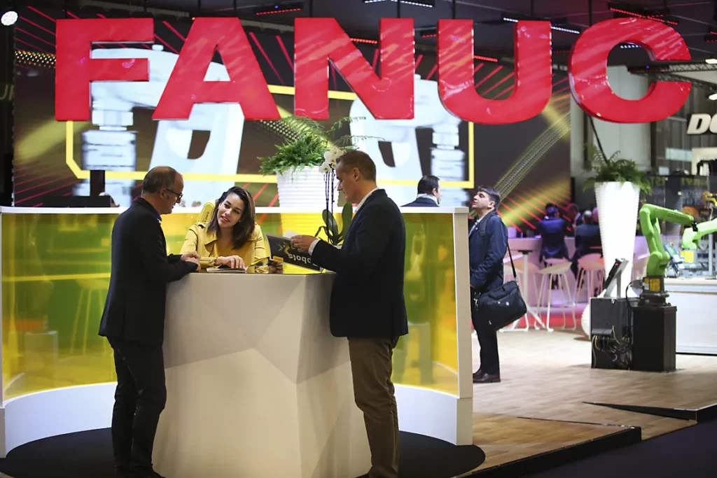Échanges entre visiteurs sur le stand FANUC Industrie aménagé par PSB Lounge