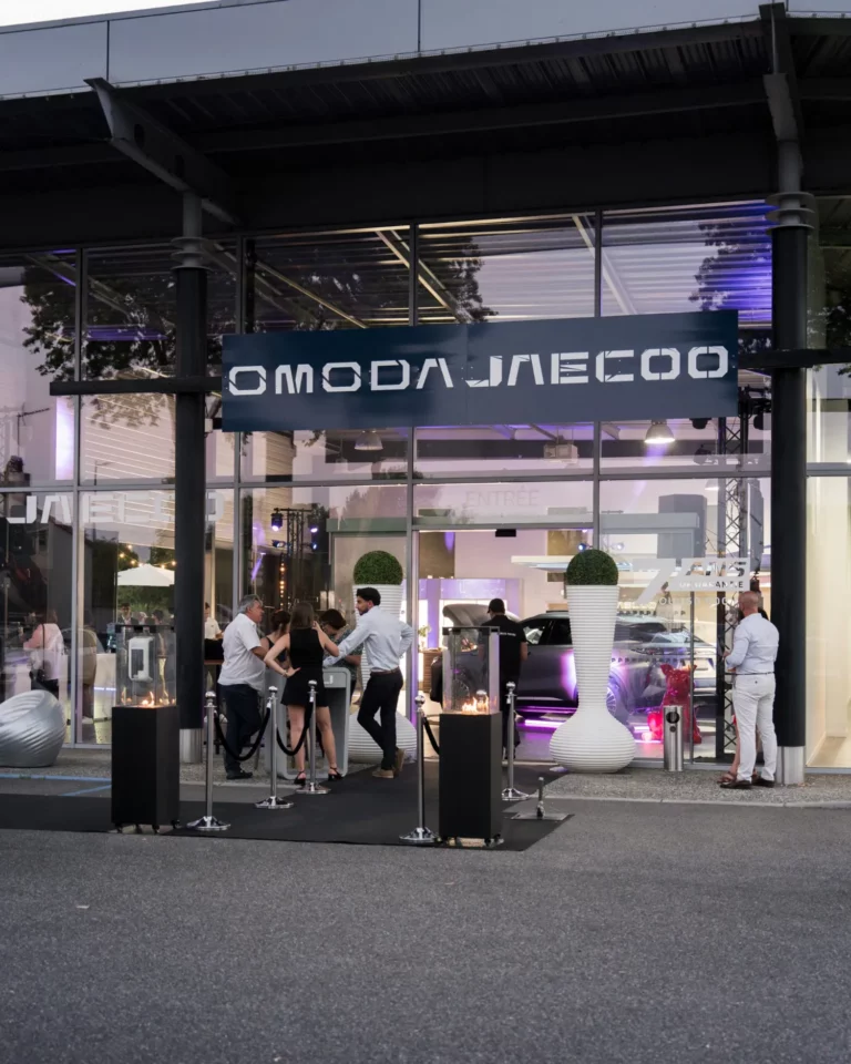 Accueil des invités devant le showroom Omoda Jaecoo lors d’un événement de lancement organisé par PSB Lounge.