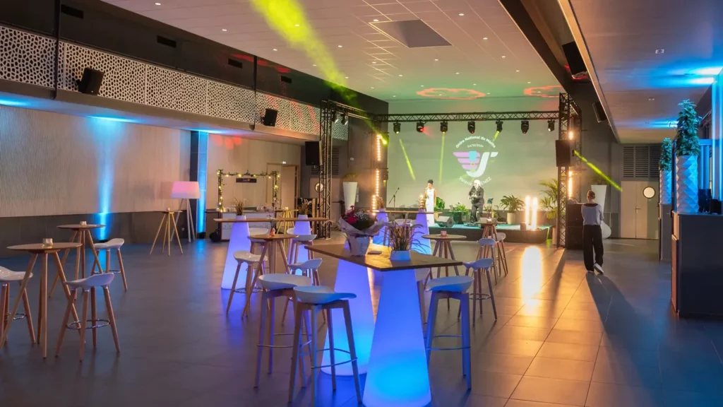Mange-debout lumineux lors d'une soirée cocktail d'entreprise PSB Lounge