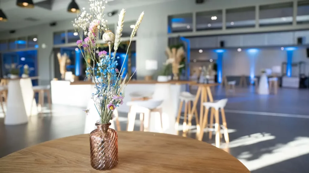 Décoration florale sur une table haute de cocktail PSB Lounge
