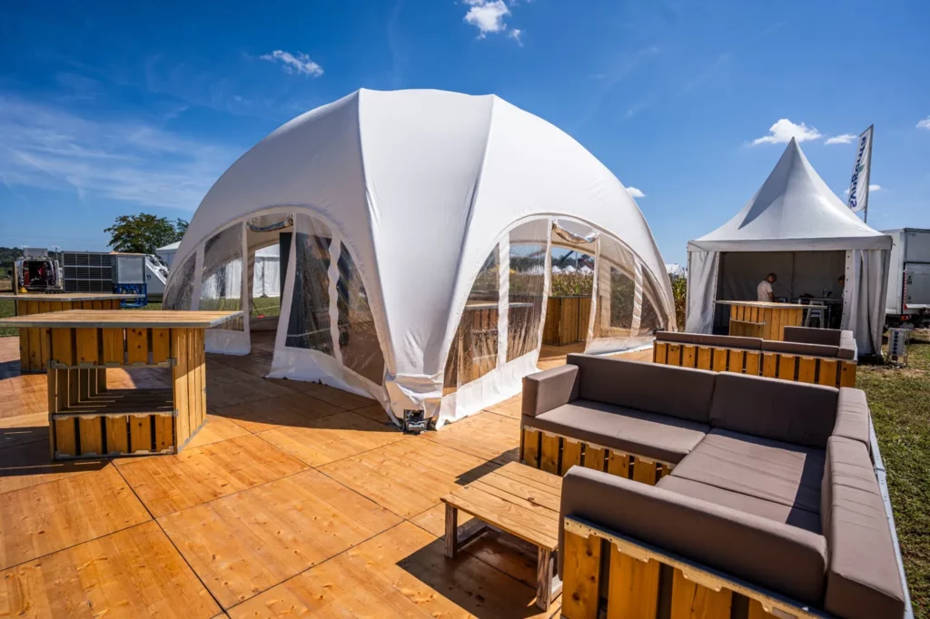 Location de dôme événementiel avec mobilier lounge pour réception extérieure par PSB Lounge