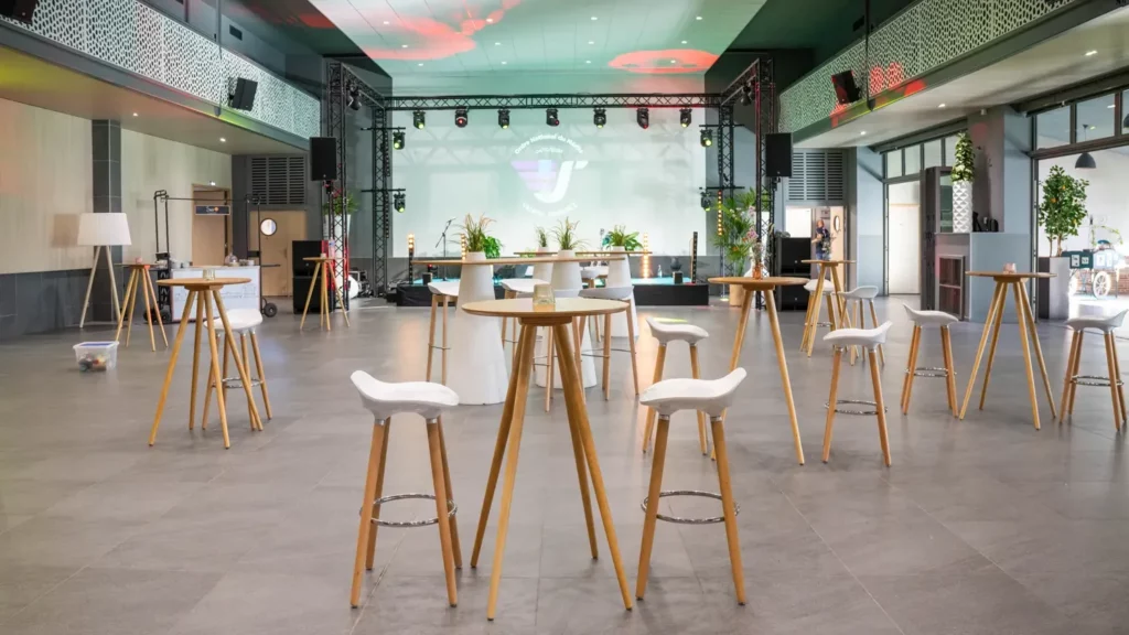 cocktail-psb.webpÎlots de mange-debout répartis pour un cocktail de 200 personnes