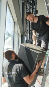 Techniciens PSB Lounge installant une enceinte de sonorisation professionnelle pour un événement