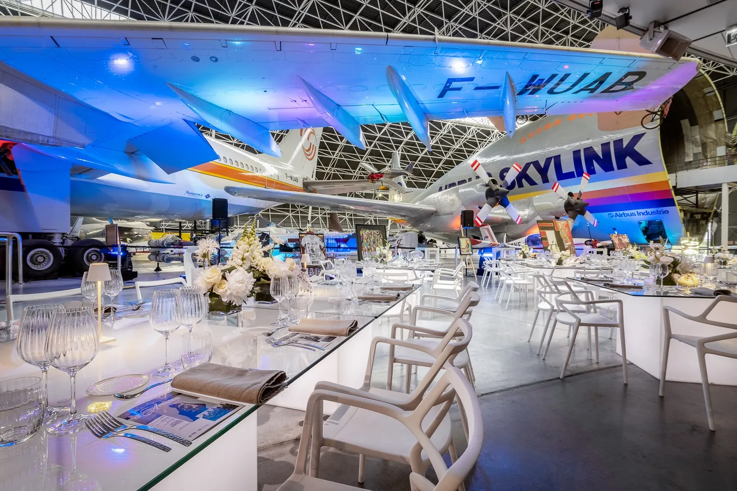 Aménagement événementiel premium réalisé par PSB Lounge dans un espace d’exposition