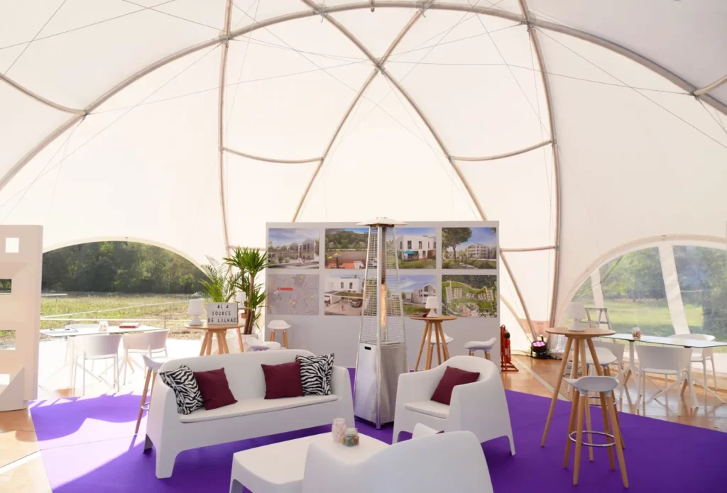 Mobilier lounge blanc installé sous un dôme événementiel PSB Lounge