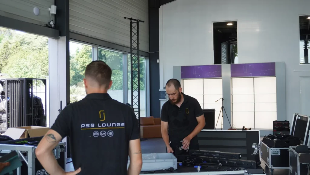 L’équipe PSB Lounge décharge les flight-cases et prépare le matériel audiovisuel avant un événement professionnel