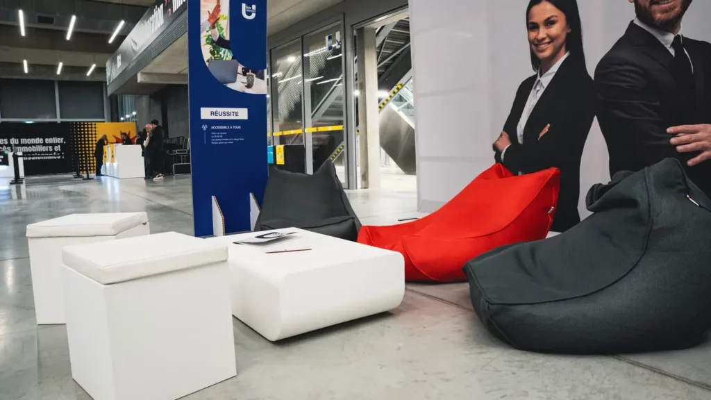 Composition lounge : poufs cubes, table basse et assises souples