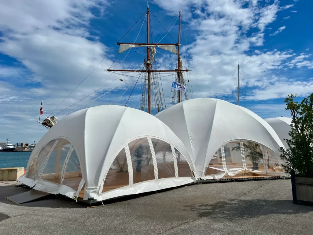 Dômes événementiels PSB Lounge installés sur le port de Sète pour accueillir conférences et réceptions