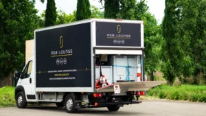 Camion de logistique événementielle PSB Lounge assurant la livraison de mobilier, structures et équipements pour événements en Occitanie