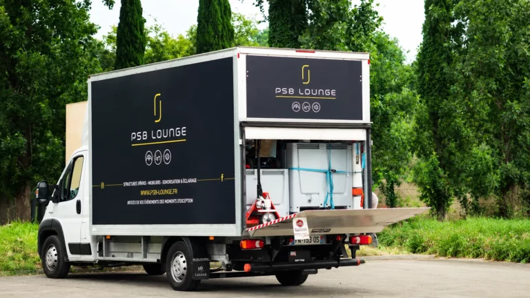 Camion de logistique événementielle PSB Lounge assurant la livraison de mobilier, structures et équipements pour événements en Occitanie