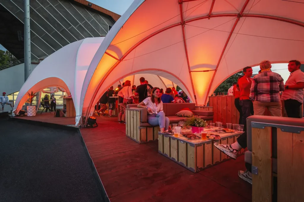 Dôme événementiel illuminé PSB Lounge pour soirée de gala et réception haut de gamme