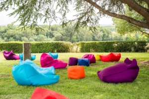 Poufs colorés et mobilier lounge PSB Lounge pour espace détente lors d’un événement extérieur