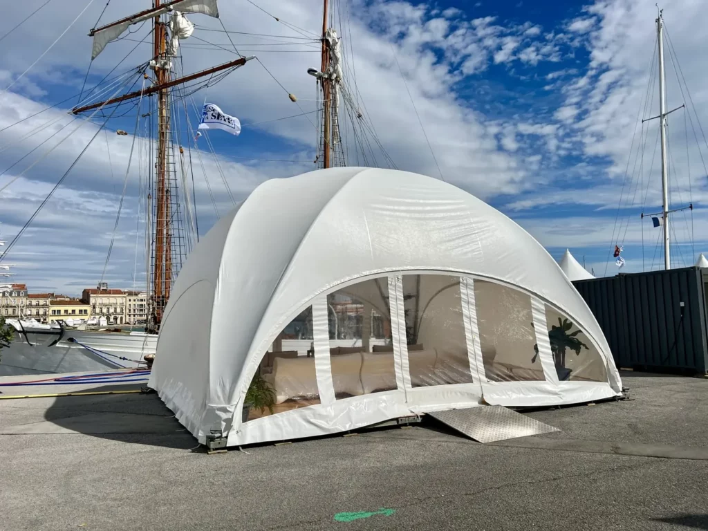 Dôme événementiel blanc PSB Lounge installé sur le port de Sète avec vue sur les voiliers historiques du festival