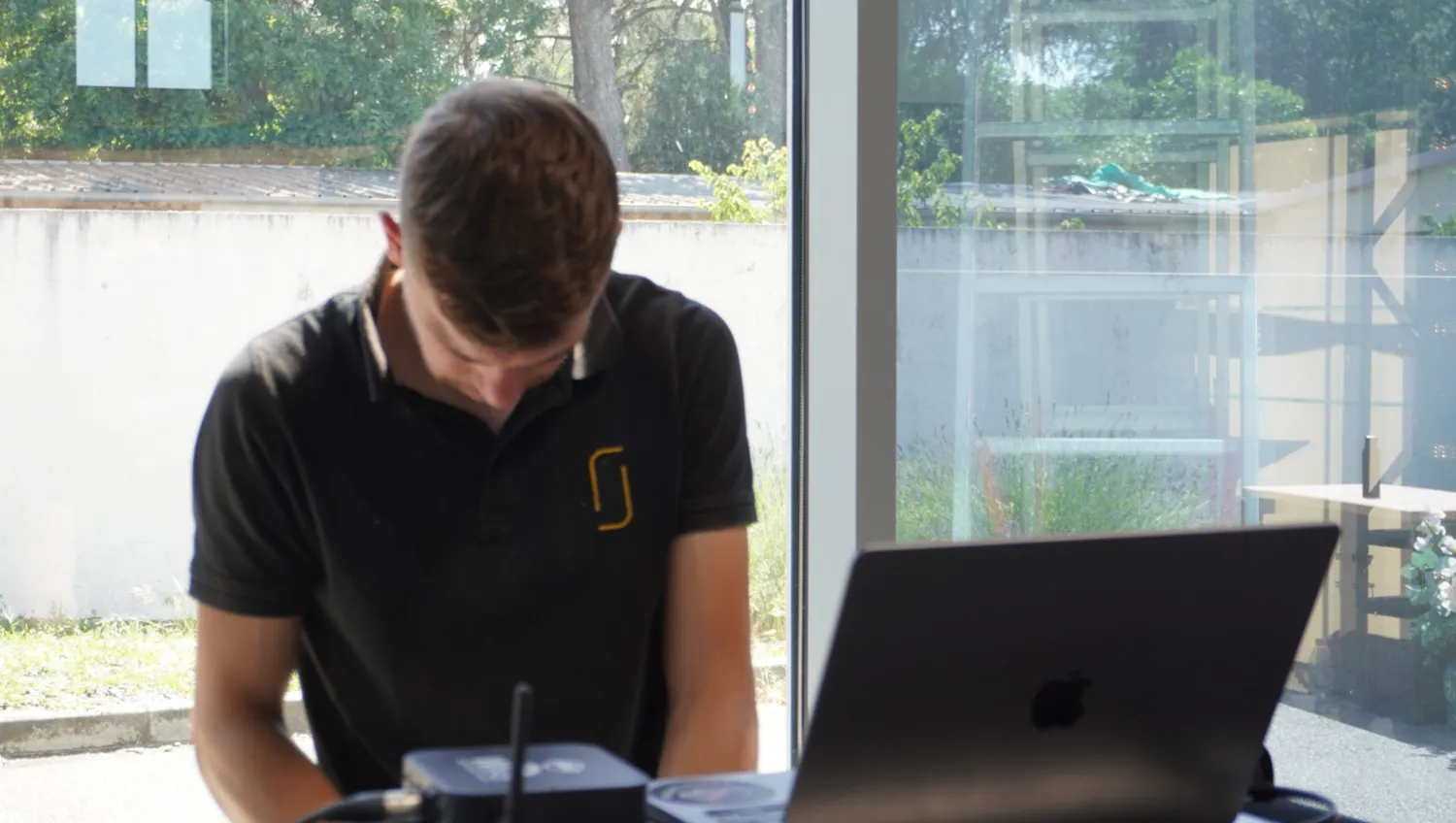 Technicien PSB Lounge en régie technique lors de la préparation d’un événement