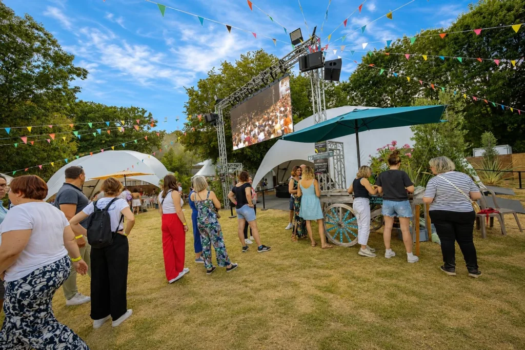 Espace VIP du Festival de Poupet sous dômes PSB Lounge, écran géant et ambiance