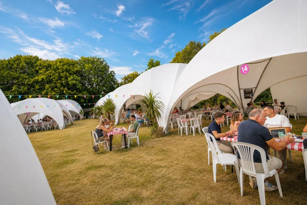 Dômes Cross 360° PSB Lounge en enfilade, espace restauration du Festival de Poupet 2026