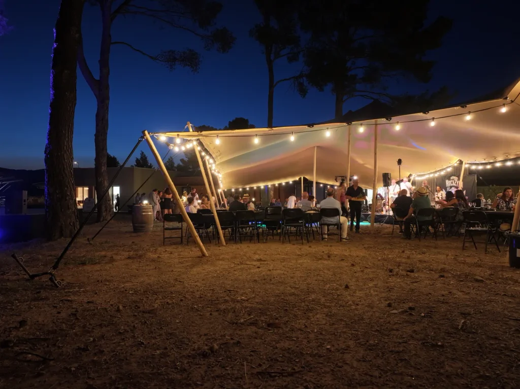 Tente Nomade aux courbes organiques illuminée le soir