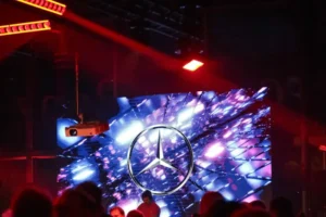 Écran géant multicolore diffusant l'étoile Mercedes lors du lancement de la CLA à Toulouse