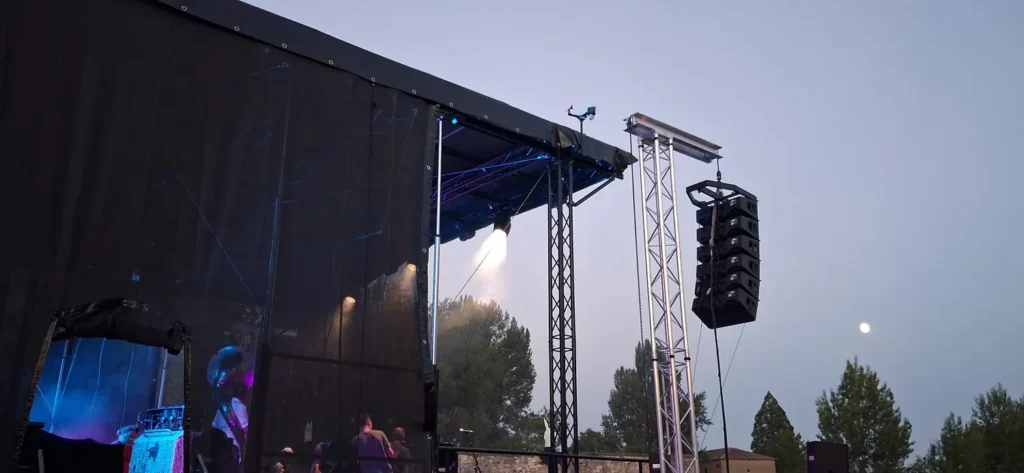 Structure d'une scène mobile avec sa ligne d'enceintes suspendues et sa tour de levage
