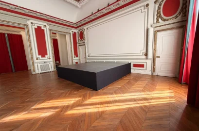 Scène modulable 4x4m en location pour événement professionnel à Toulouse par PSB Lounge, structure stable avec juponnage et moquette sur mesure.