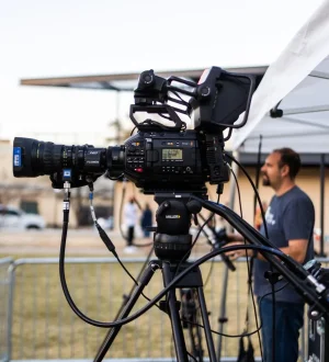 Caméra broadcast montée sur trépied lors d'un événement en extérieur
