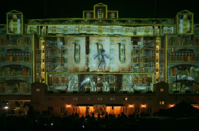 Mapping vidéo projeté sur la façade d'un bâtiment, de nuit