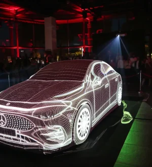 Mapping vidéo en maillage filaire projeté sur un véhicule lors d'un lancement automobile