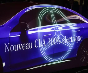 Message de marque projeté en mapping vidéo sur le flanc d'un véhicule lors d'un lancement