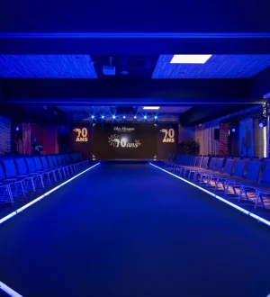 Écran LED de fond de scène et podium de défilé bordé de tubes lumineux